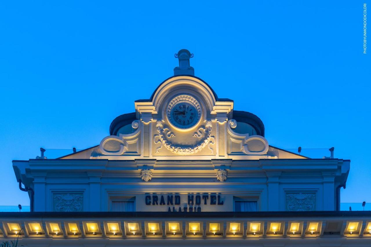 Grand & - The Leading Of The World